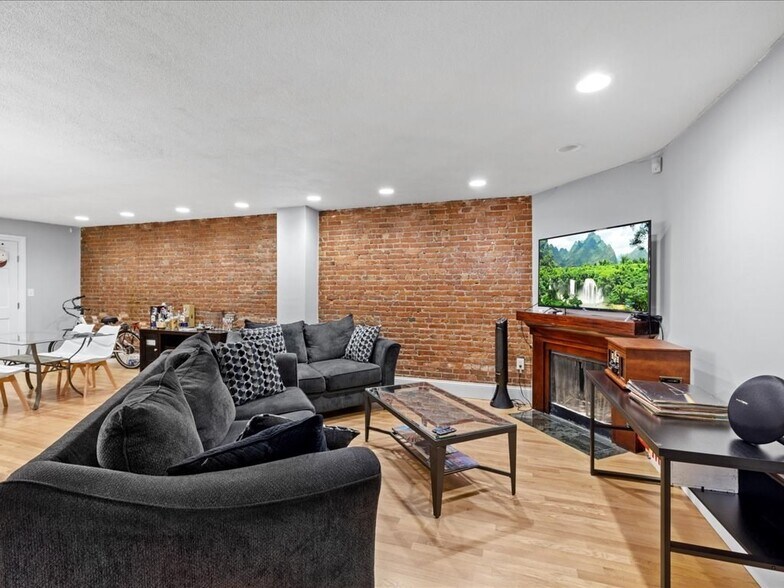 Building Photo - 407 Marlborough St