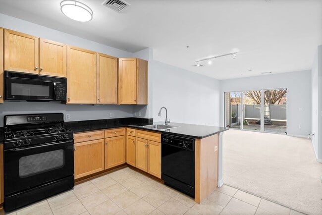 Building Photo - 1 Bed and Den 1 Bath - Silver Spring Condo - Garage Parking Space
