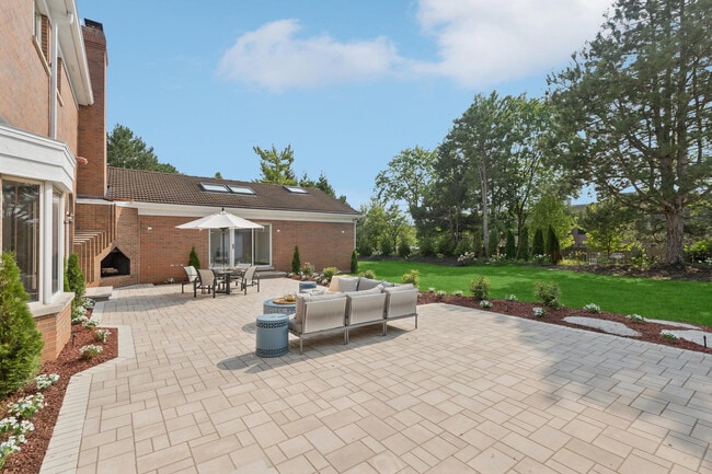 Building Photo - 2430 Dorina Dr