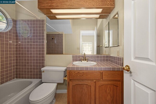 Building Photo - 1319 Strawberry Ct