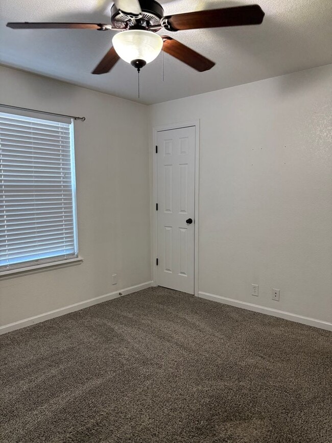 Building Photo - 2 Bedroom 1 Bath Lower Level Unit in Villa...