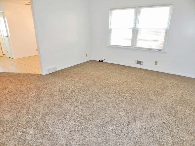 Living Room - 95 Pine St
