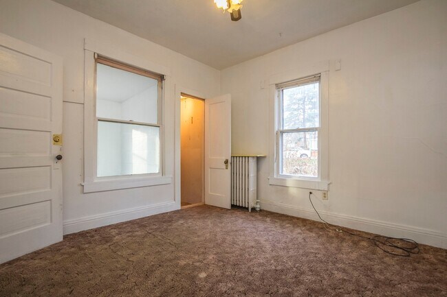 Building Photo - Spacious 3 bedroom 1 bath