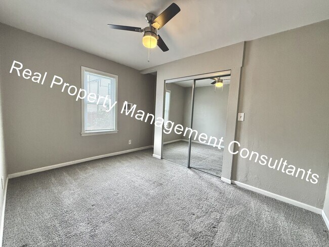 Building Photo - 2 Bed 1 bath lower- level apartment in North Kansas City!