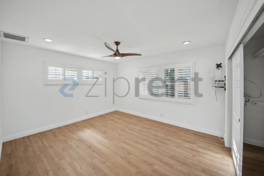 Building Photo - Unit
