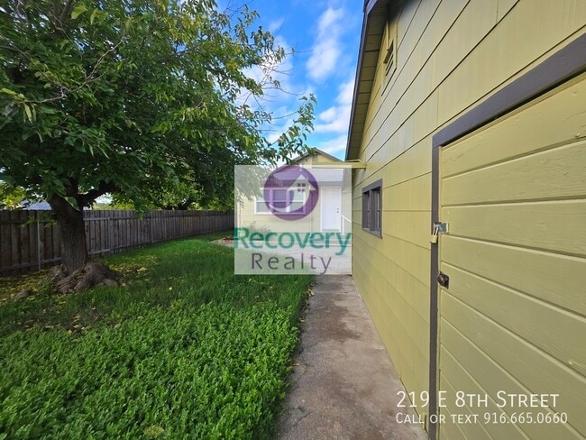 Building Photo - 219 E 8th St