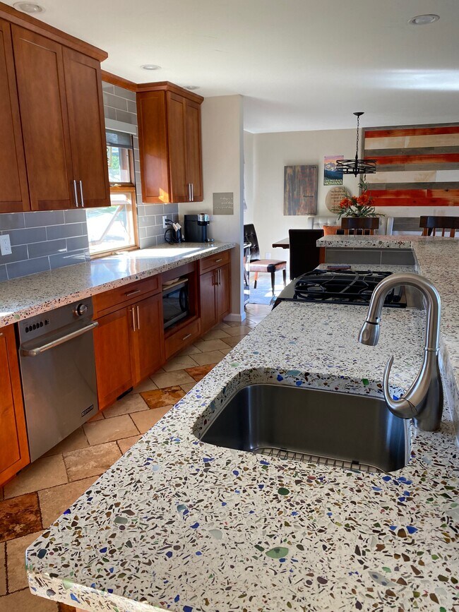 Building Photo - 128 Sunset Ridge