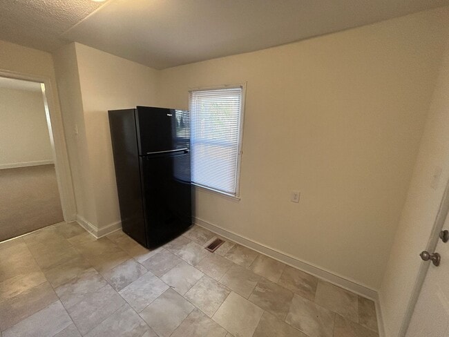 Building Photo - Great central Greensboro location with a detached 2 car garage space! Near UNCG