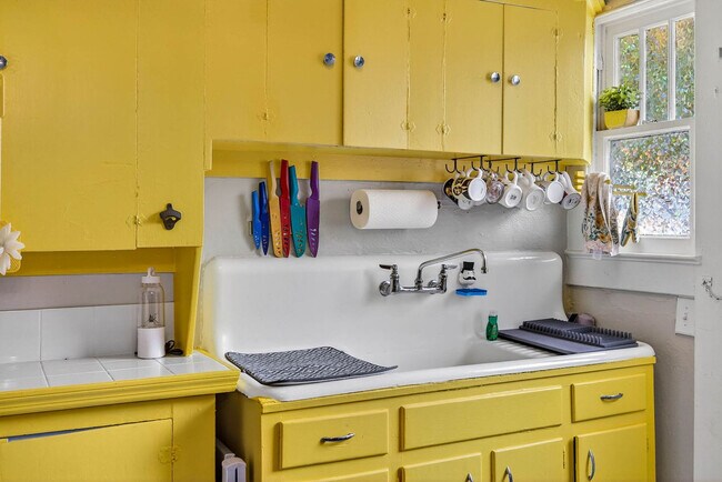 Building Photo - 5901 N Ola Ave