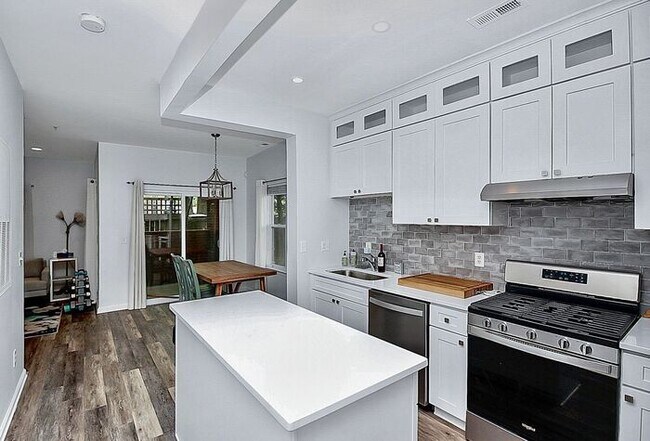 Building Photo - Stunningly Updated 2BD/2BA Ground Floor Unit in Elizabeth!