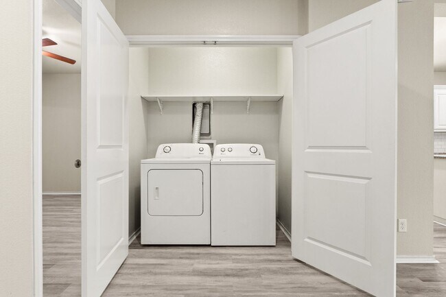 Building Photo - * MOVE IN SUMMER 2026 * $5000/$1000 per bed average 5 Bed 3.5 Bath Short Walk to TCU