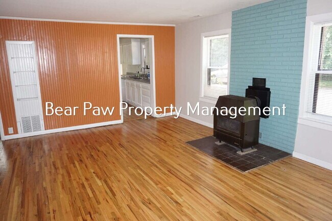 Building Photo - "Charming 3-Bedroom Retreat with 2 Baths in the Heart of Golden"