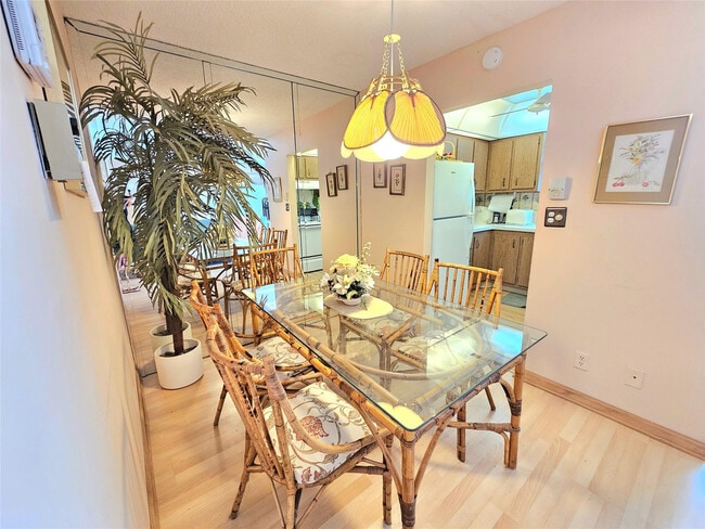 Building Photo - 2850 NE 14th St