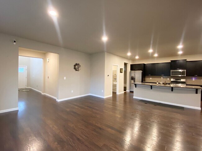 Building Photo - 3 bedroom, 2568 Sqft. home In Federal Way