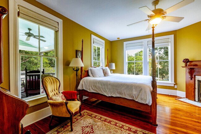 Building Photo - 205 SE 7th St