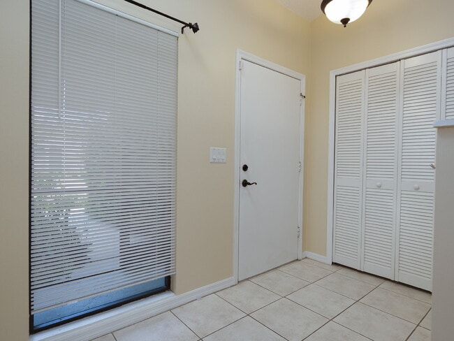 Building Photo - Enjoy Florida living in this spacious 3BR/...