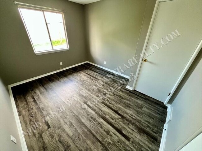 Building Photo - Awesome 2 Bedroom Duplex in Overland Park-...