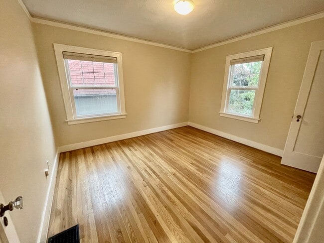 Building Photo - Rare Find, Large 3bd/2bathroom (w/ Bonus Rooms) House Near Rose City Golf Course
