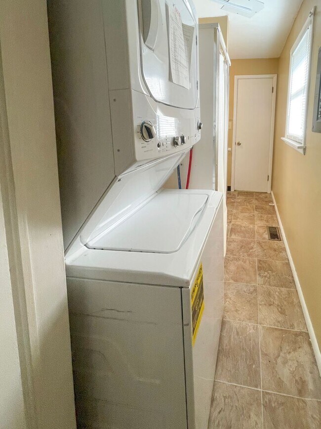 Building Photo - Dishwasher Included