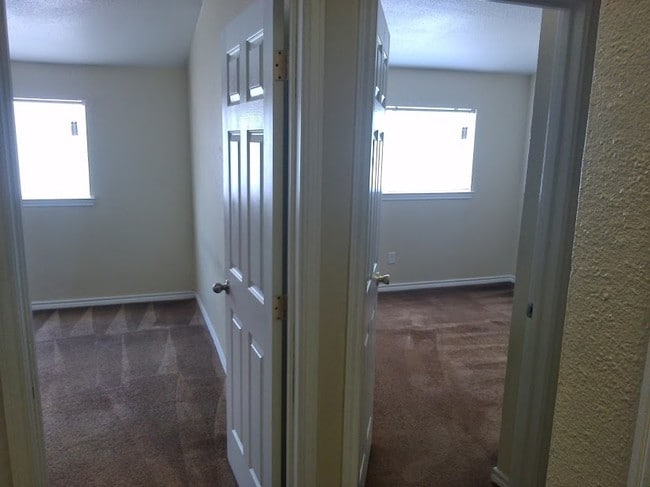 2 bedroom tonwhome 3 bedroom and 2 bathroom - 11855 Dashwood Dr