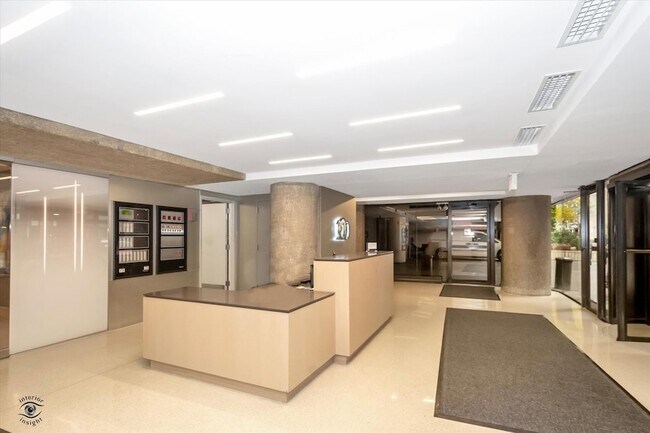 Building Photo - 200 E Delaware Pl