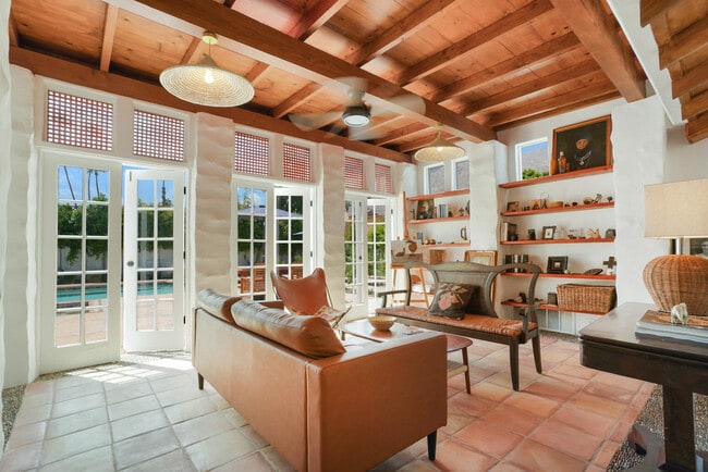 Building Photo - 439 E Sonora Rd