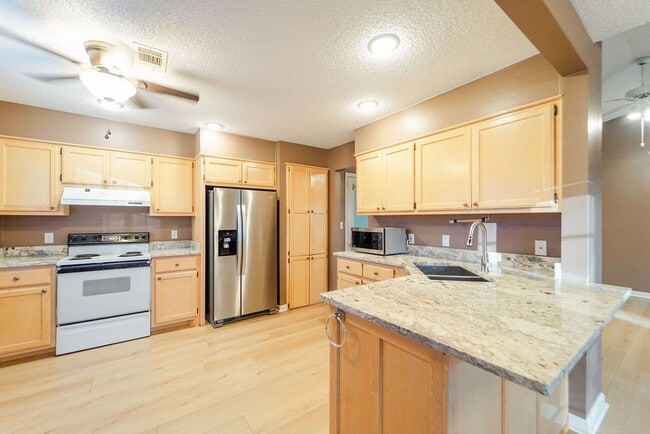 Building Photo - Charming 3 bedroom, 2 bath home that has been updated and is ready to be called home! This home h...