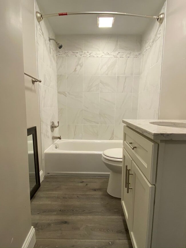 Building Photo - Charming Three Bedroom Townhouse in Squirrel Hill! Back Yard & Covered Front Porch! Call Today!