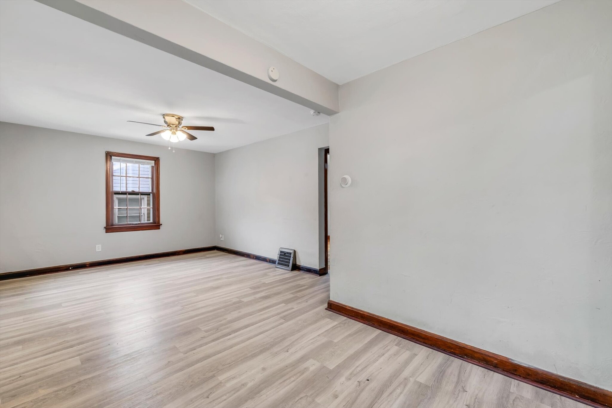 Building Photo - 7120 Roslyn Dr