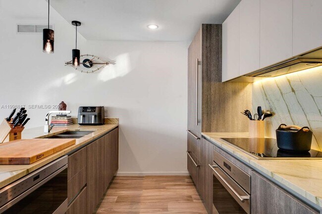 Building Photo - 801 S Miami Ave