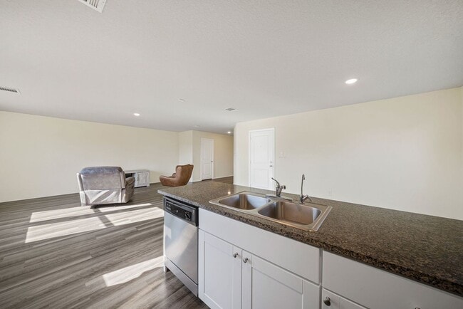 Building Photo - 4 Bedroom/2.5 Bath Elm Valley Subdivision