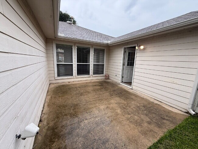 Building Photo - Charming 3 Bedroom Haven with 2 Full Baths in Fort Worth. Spacious 1748 Sq. Ft. Retreat on Comfor...