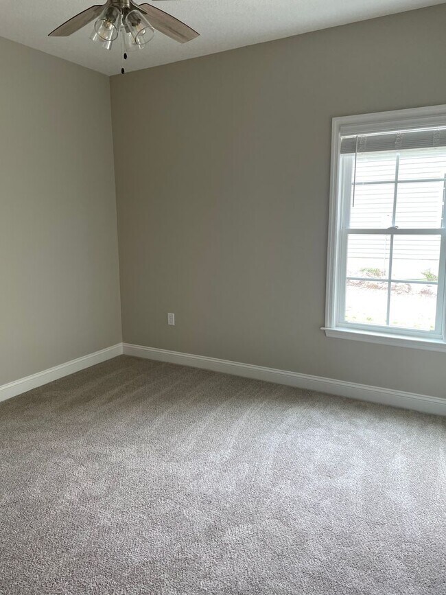 Building Photo - 4 Bedroom/3.5 Bath Home in North Lowndes C...