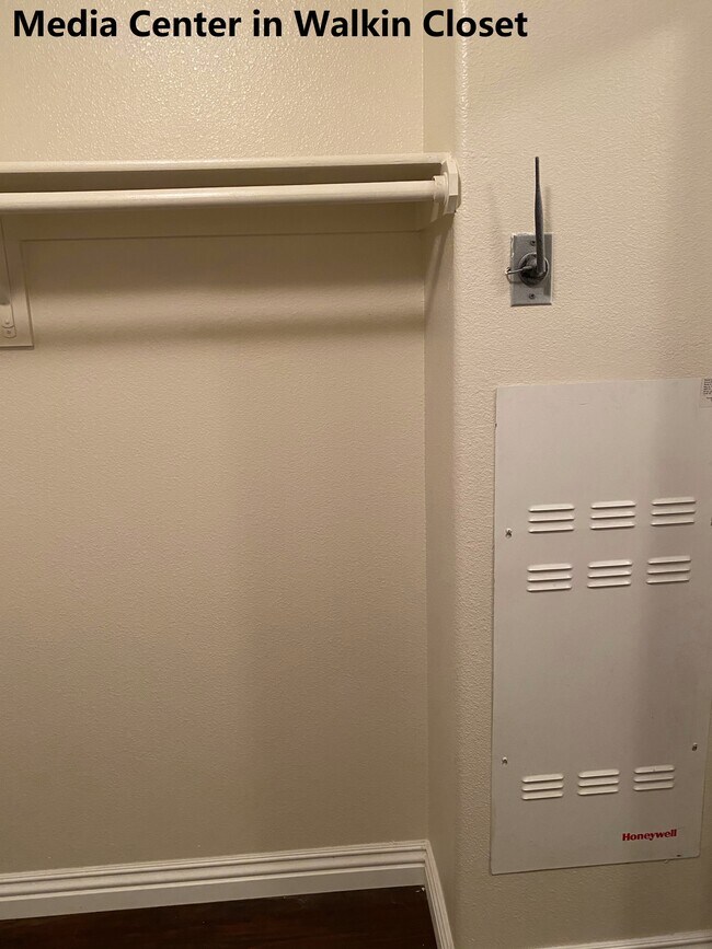 Building Photo - 31750 Paseo de Castaic