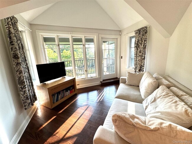 Building Photo - 14 Quicks Ln