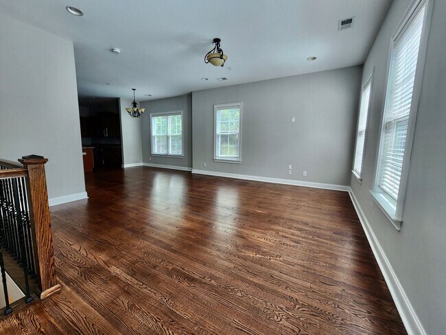 Building Photo - Four bedroom 10 minutes from the beaches o...
