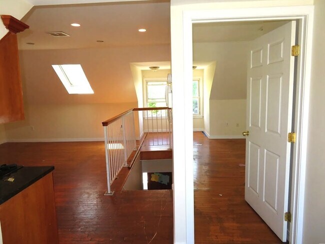 Building Photo - 1072 River St