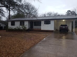 Building Photo - 3 bedroom/2 bath