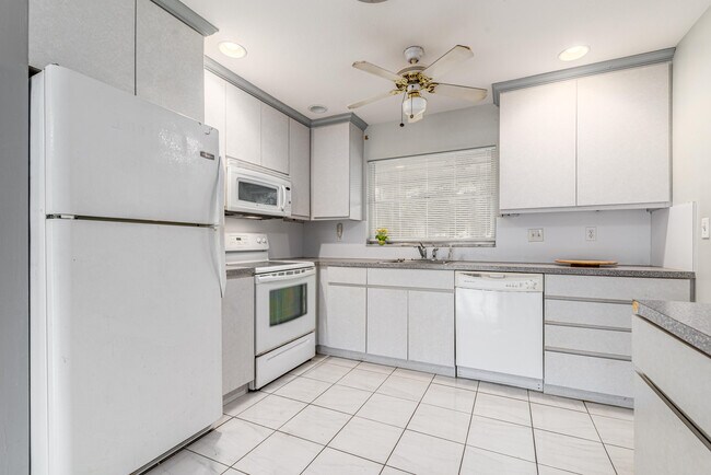 Building Photo - 925 SE Osceola St