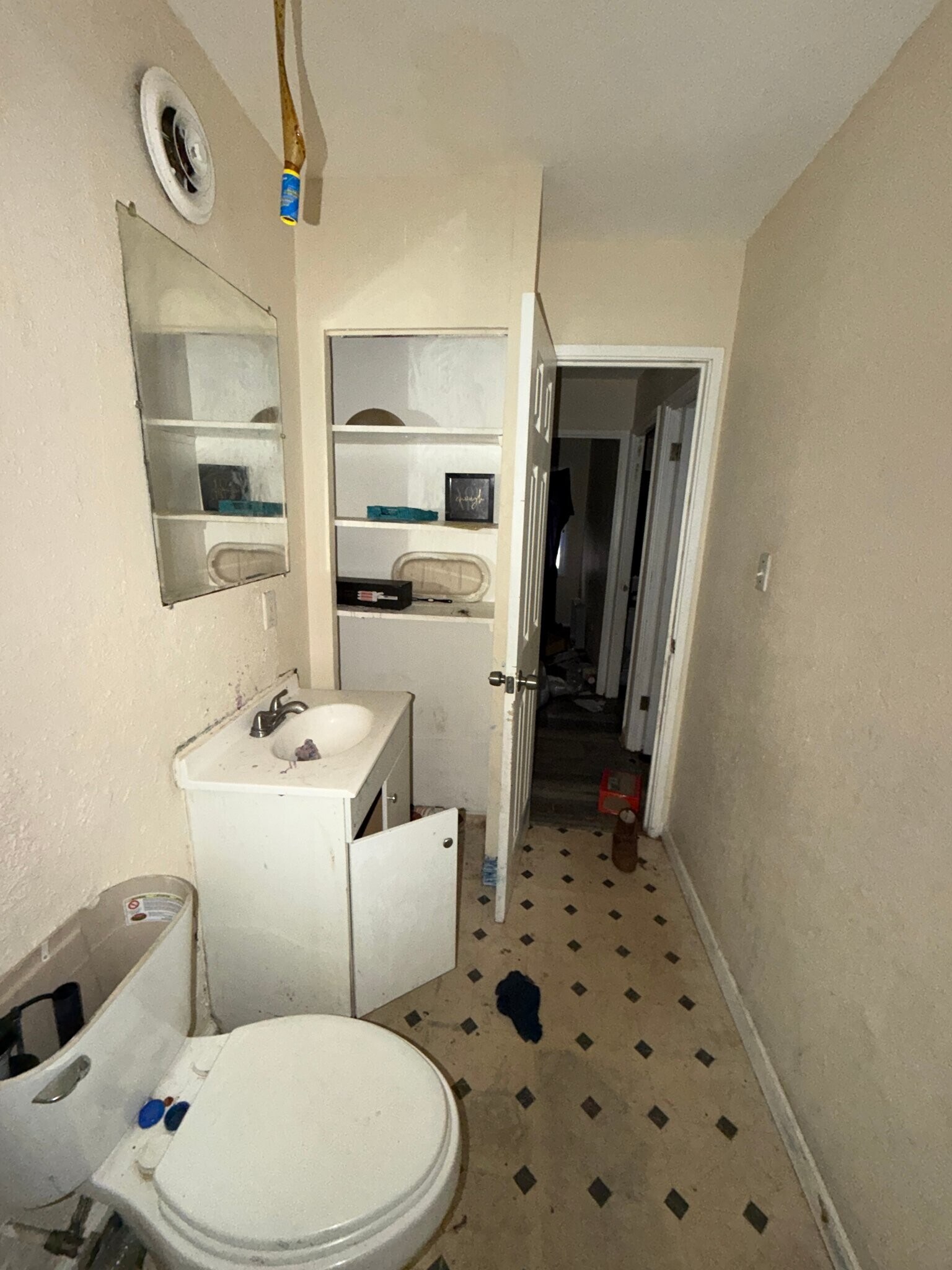 Building Photo - 2 E Adams Dr