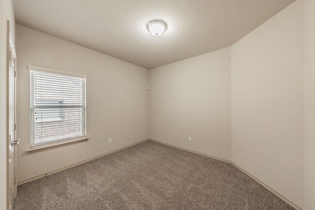 Building Photo - Excellent 3 bedroom plus office in Villages at Edgecliff