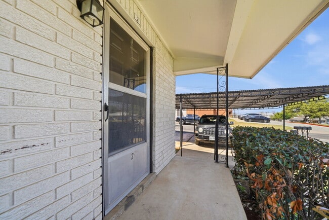 Building Photo - 204 W Lampasas St