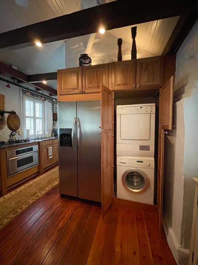 Building Photo - Charming fully furnished one bedroom condo in Ansonborough