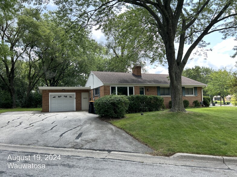 Primary Photo - 9431 W Marion St