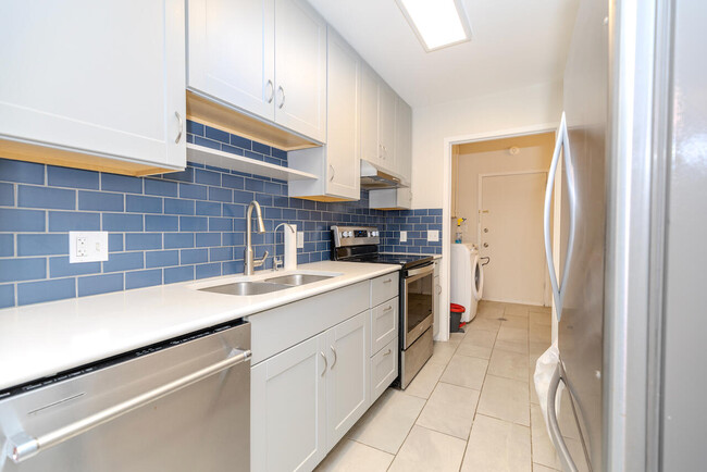 Building Photo - 725 Peninsula Ct