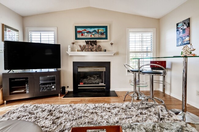 Building Photo - Furnished or Unfurnished Top Floor Condo