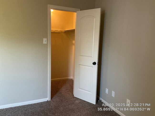 Building Photo - 3 Bedroom / 2.5 Bath House Available Now