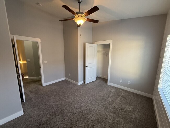 Building Photo - 5535 W Naples Dr