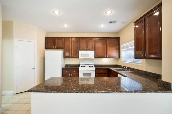 Building Photo - 3 Bed and Loft Summerlin Beauty