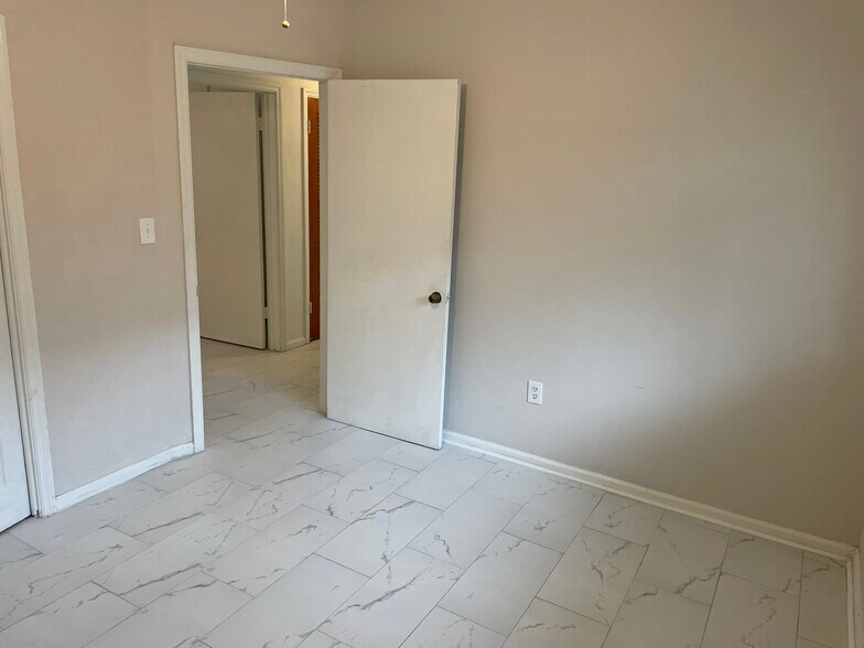 Building Photo - 627 92nd Ave N